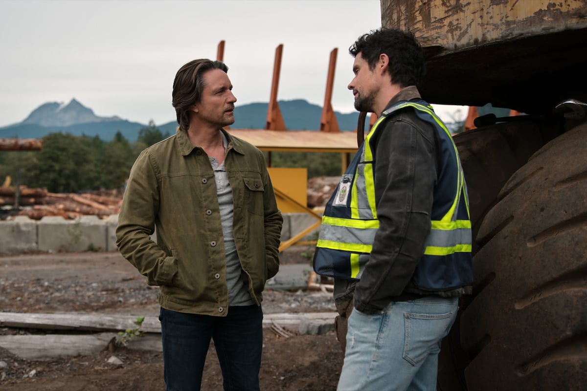 Martin Henderson as Jack Sheridan and Benjamin Hollingsworth as Dan Brady talking at a construction site 'Virgin River