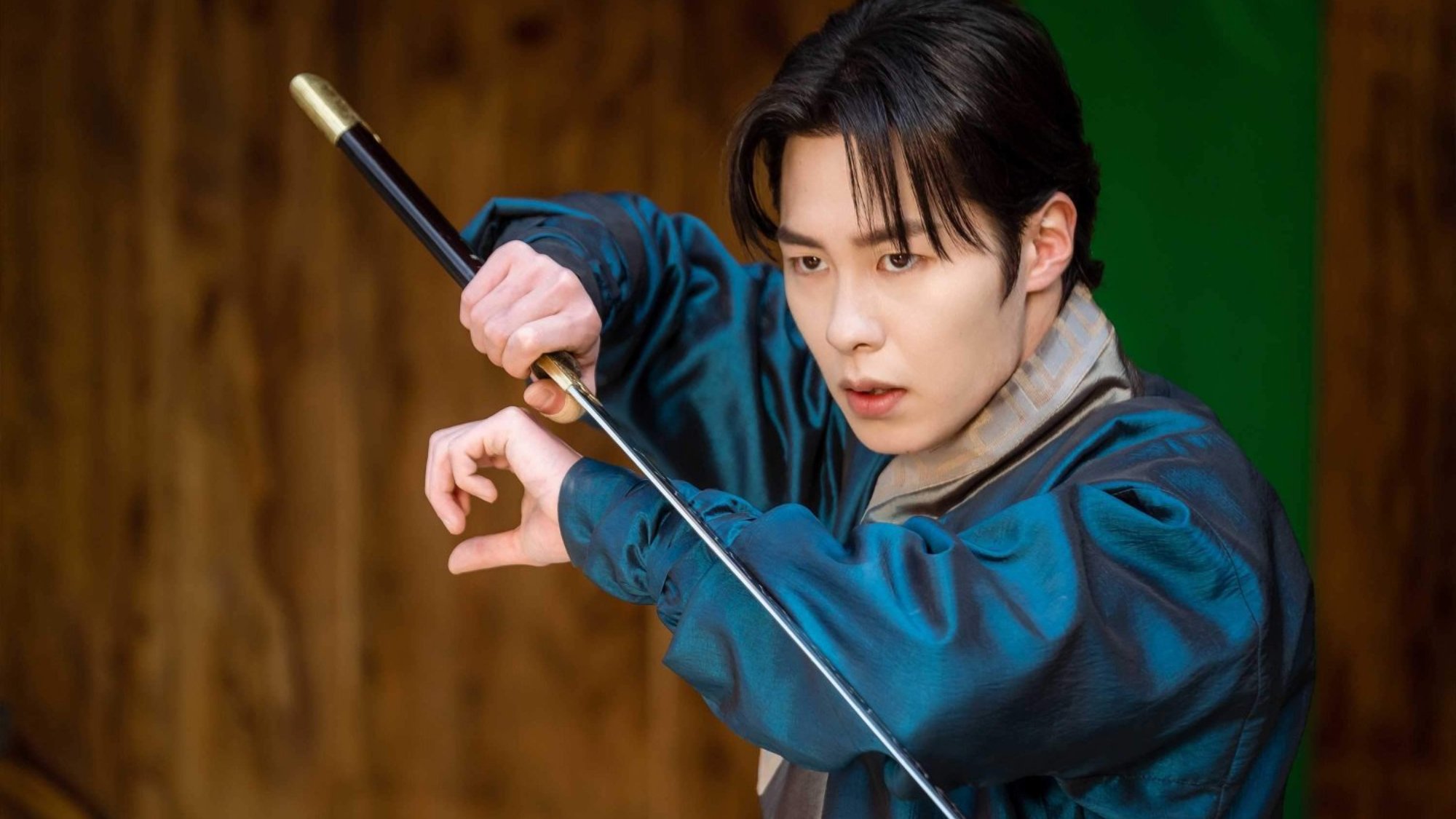 Main character Jang Uk in 'Alchemy of Souls' K-drama learning to be a mage.