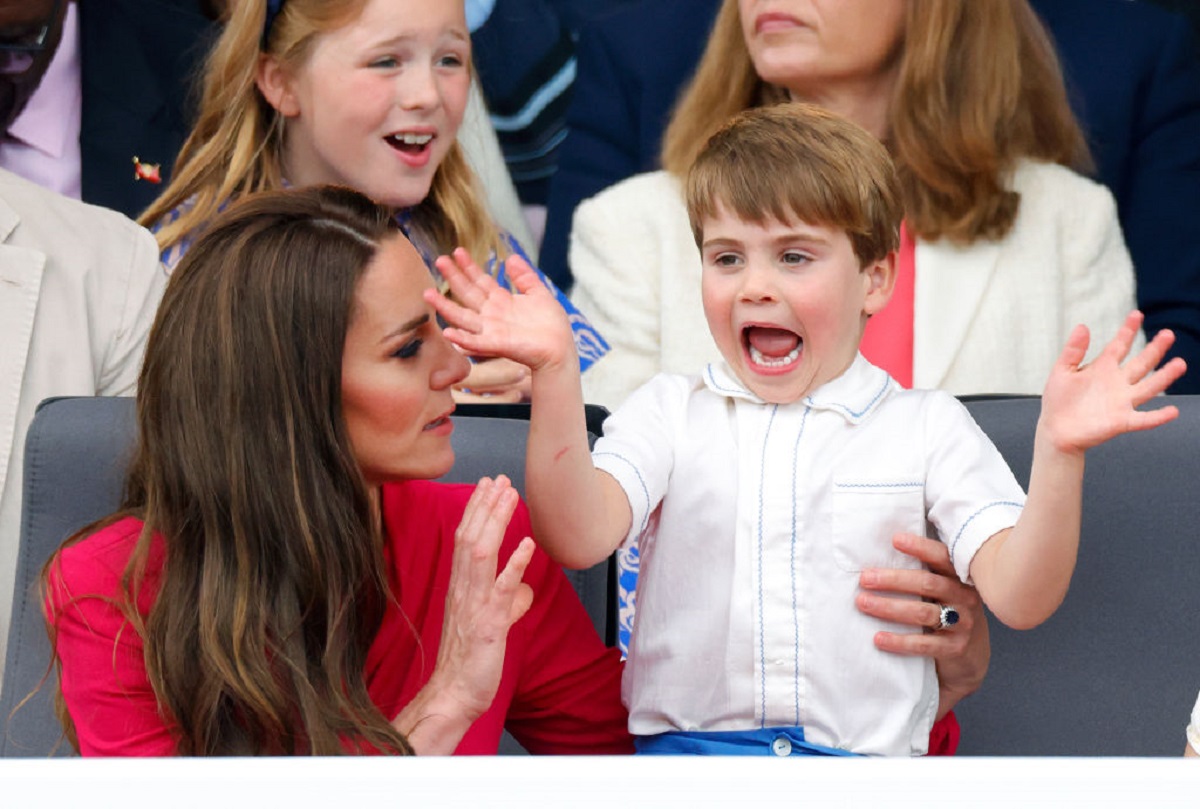 Prince Louis, who a royal photographer "struggled" to get a picture of, perked up with his arms out next to mom, Kate Middleton, at the Platinum Pageant