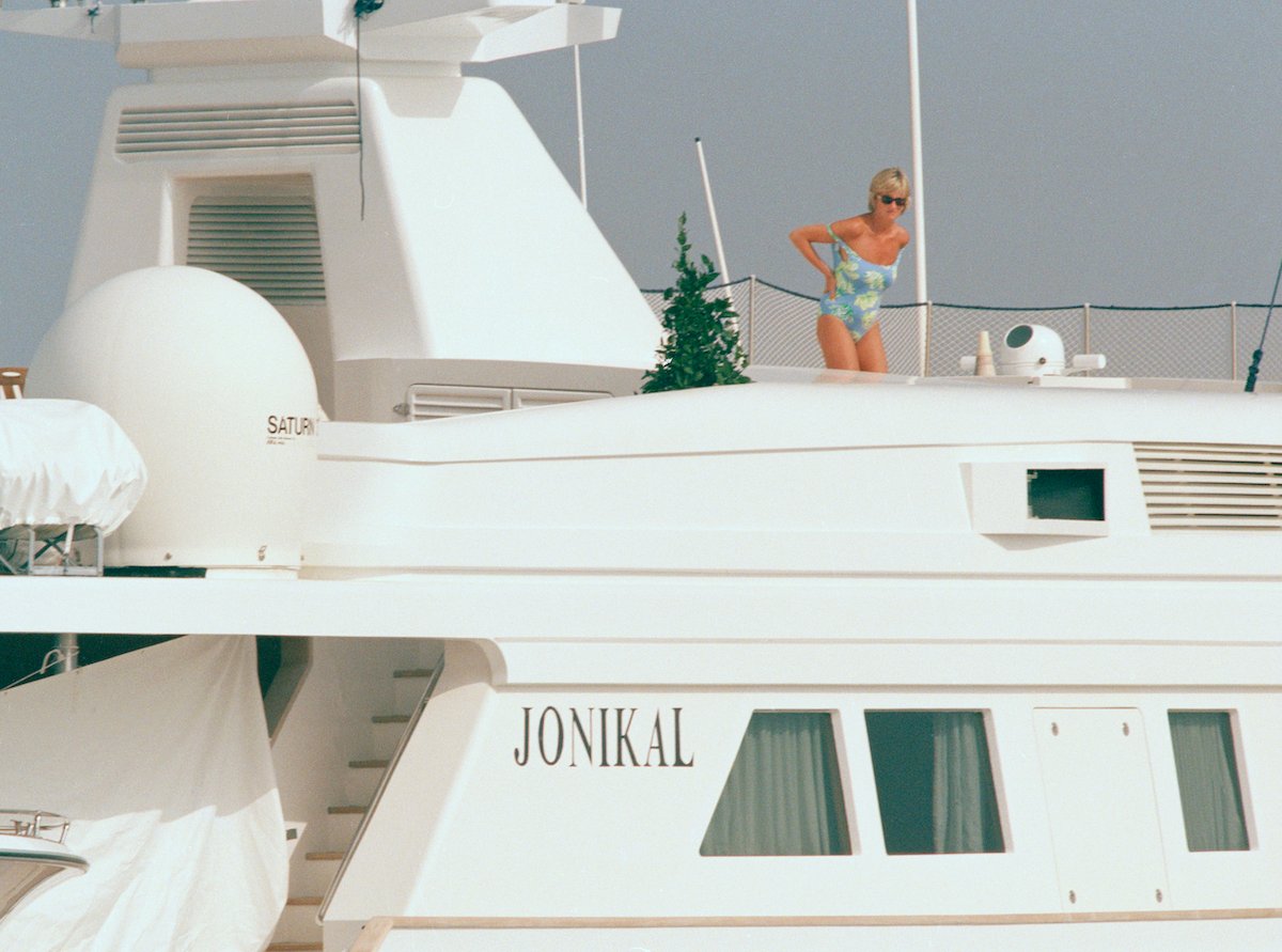 ジョニカル号の甲板に立つダイアナ妃。1997 年 8 月に亡くなる前に撮影された最後の写真の 1 つ
