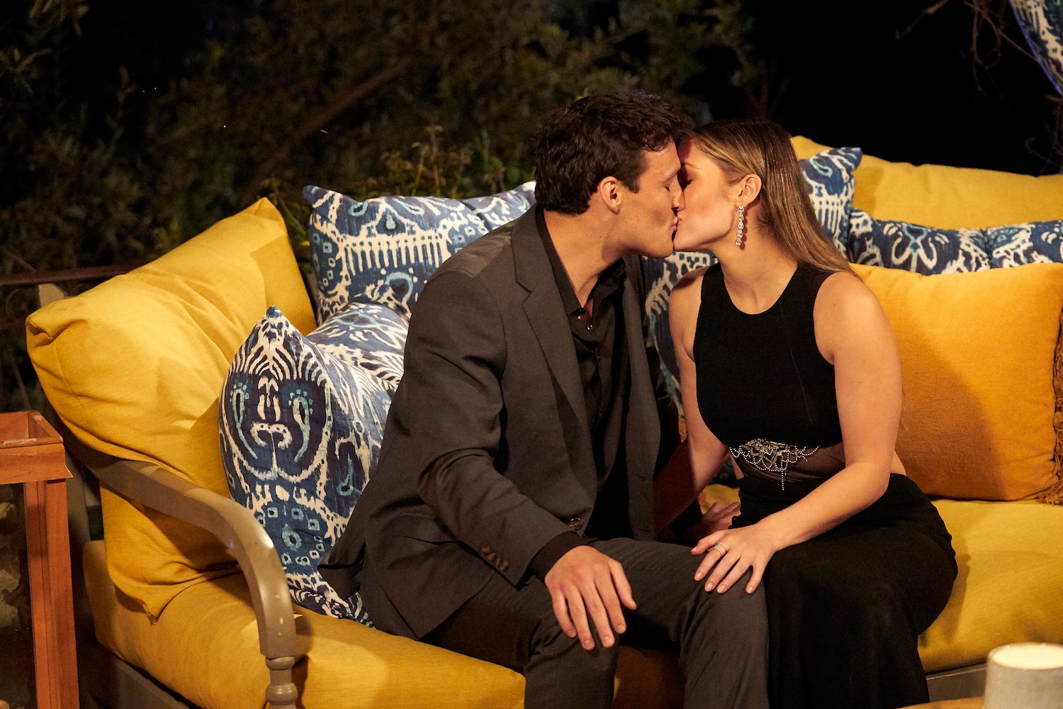 Rachel Recchia and Tino Franco kissing while on a couch in 'The Bachelorette' Season 19