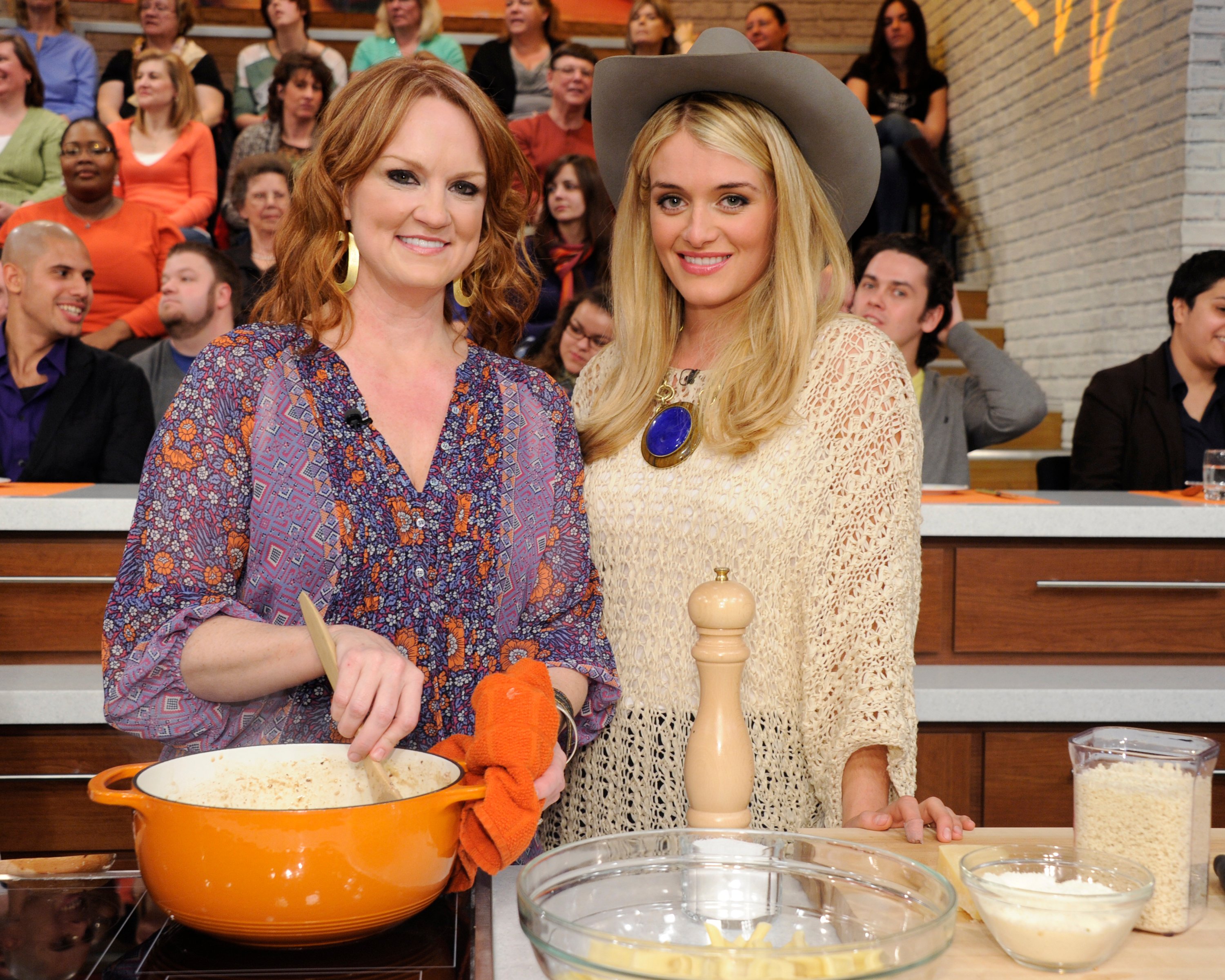 Ree Drummond and Daphne Oz do a cooking demonstration on CBS' The Chew.