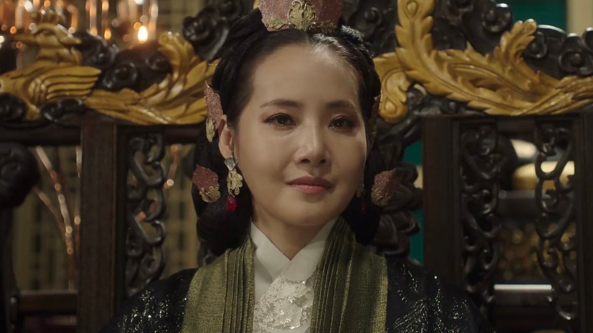 Shaman Choi in the body of the Queen in 'Alchemy of Souls'