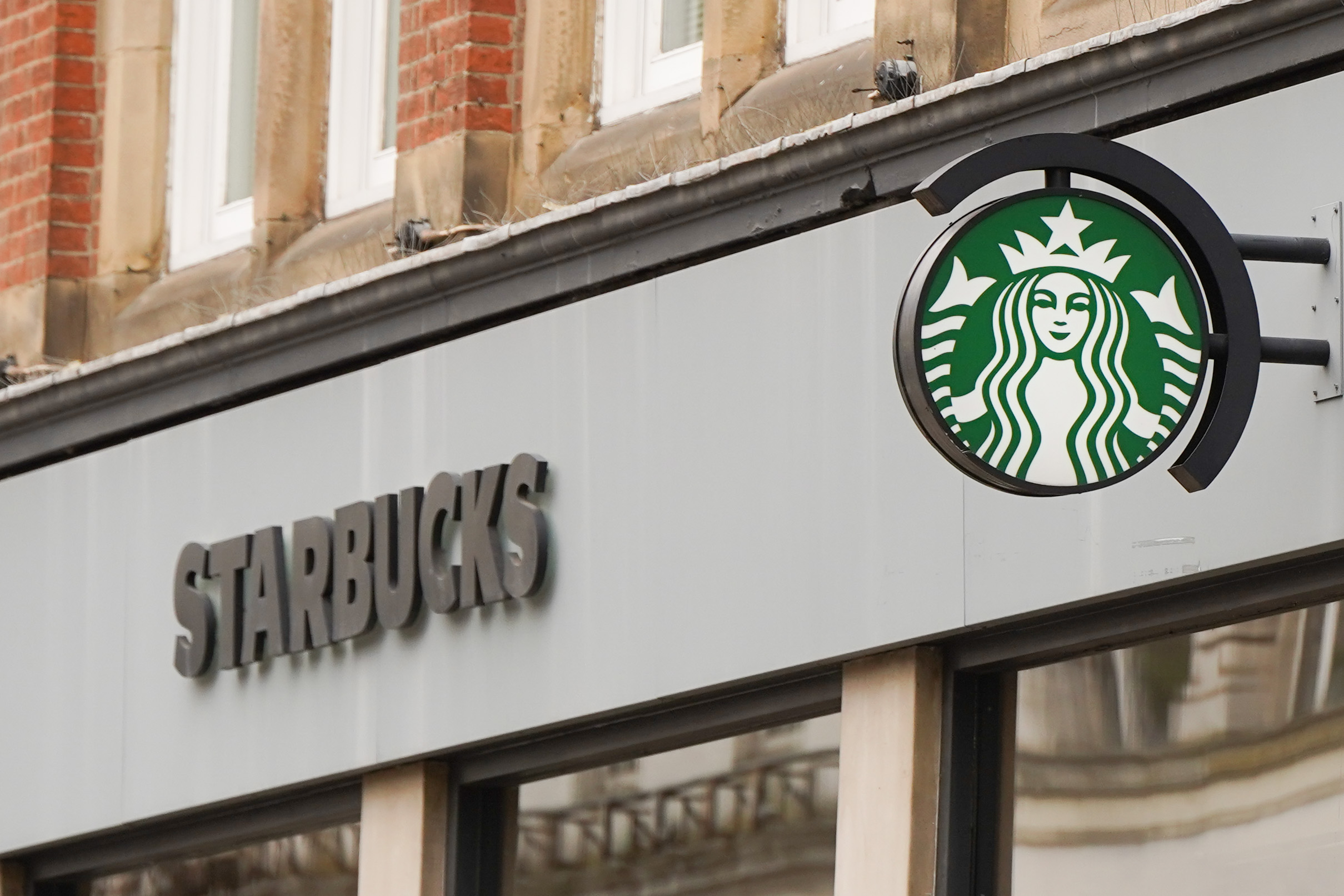 Ein Starbucks-Logo ist am 2. August 2022 im Stadtzentrum von Nottingham zu sehen.