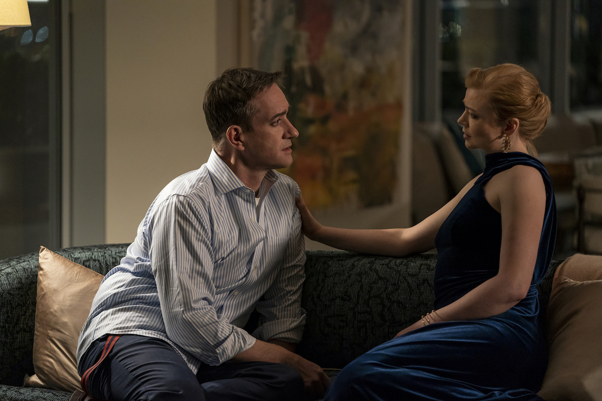 'Succession': Shiv (Sarah Snook) puts her arm on Tom (Matthew Macfadyen) while they sit on the couch