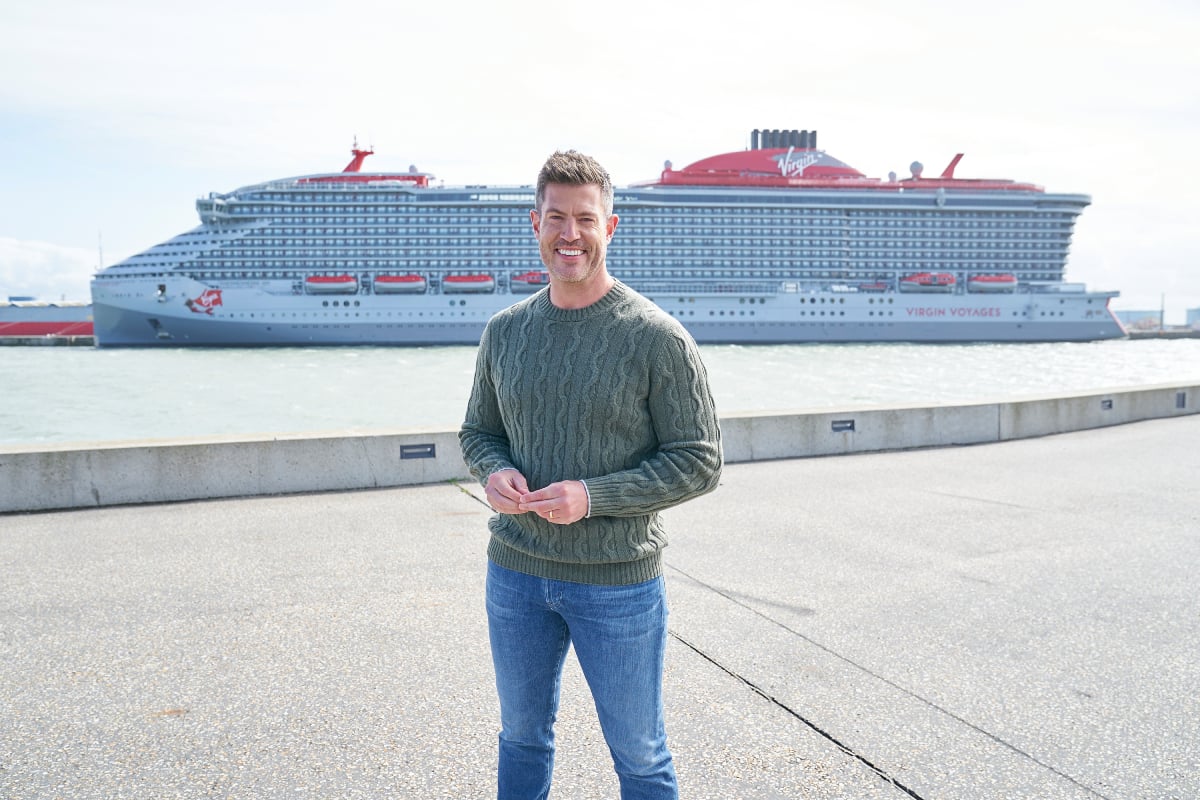 Jesse Palmer during The Bachelorette 2022 Week 4. Palmer stands in front of the Valiant Lady cruise ship.