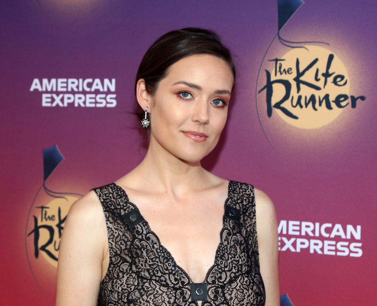 Der ehemalige The Blacklist-Star Megan Boone posiert am Eröffnungsabend des neuen Stücks The Kite Runner am Broadway in einem schwarzen Spitzenkleid. 
