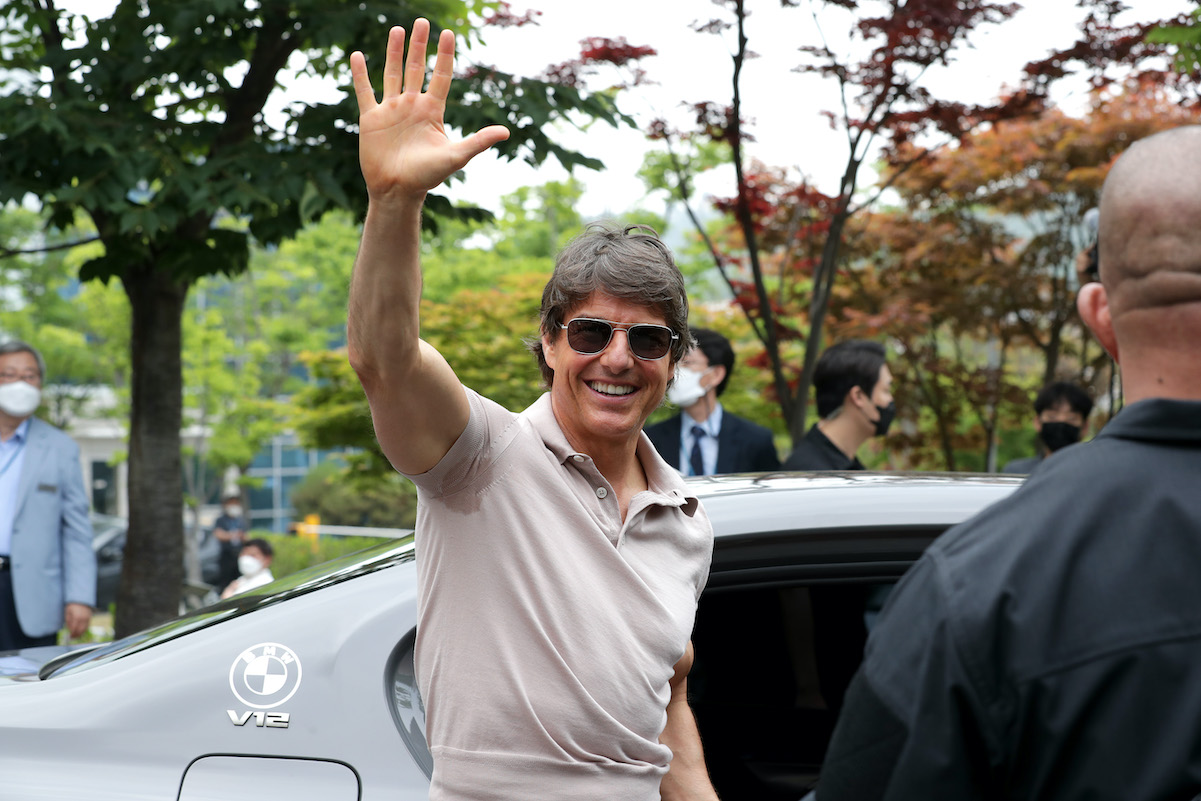 Tom Cruise, with a net worth of $600 million, waves to fans in Seoul, South Korea
