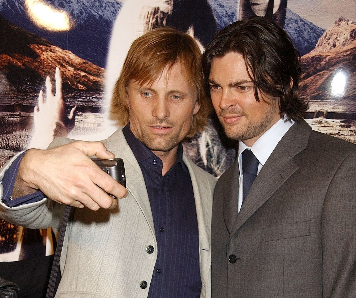 Viggo Mortensen & Karl Urban take a selfie at The Lord of the Rings premiere