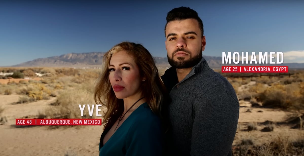 Yve と Mohamed は、TLC の「90 Day Fiancé」シーズン 9 のプロモーションのために隣同士に立っています。