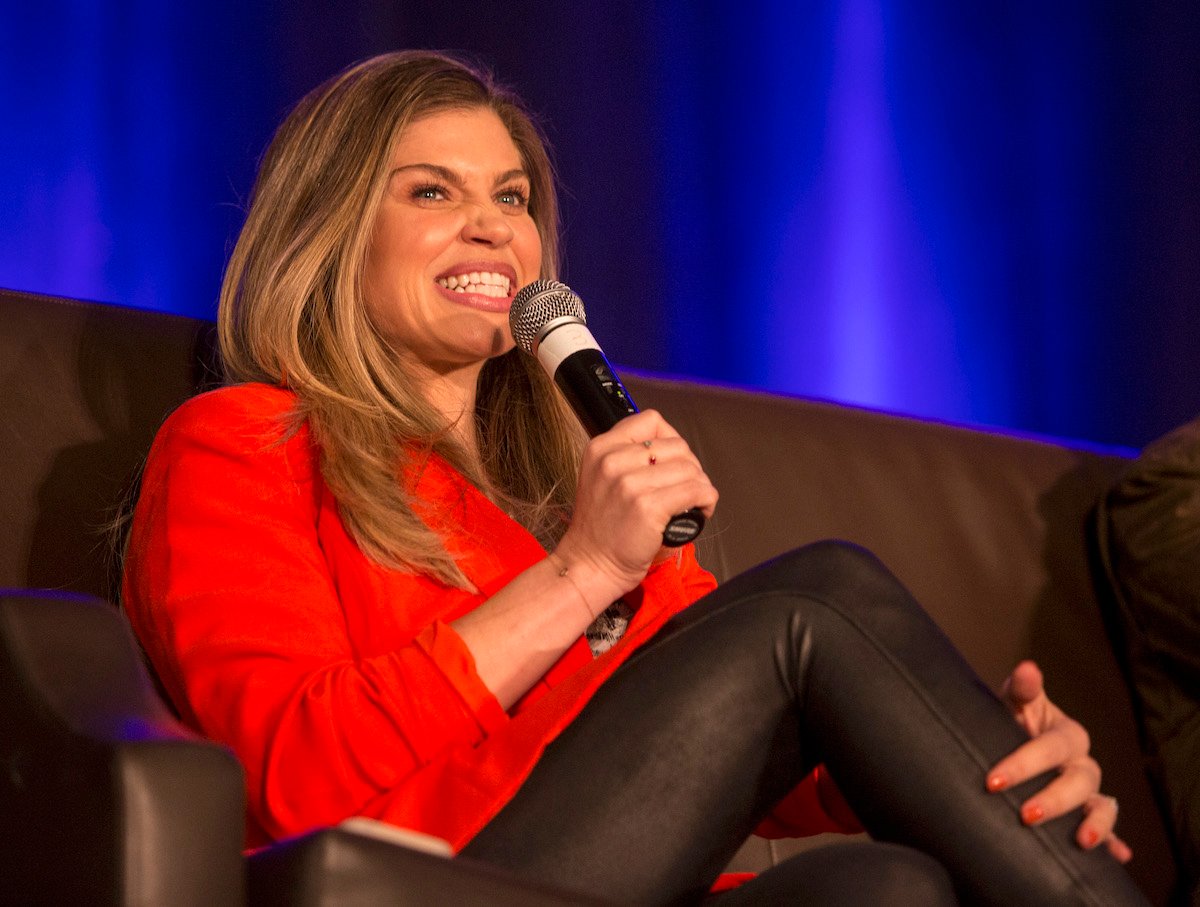 Danielle Fishel grimaces while speaking at Wizard World Chicago Comic Con