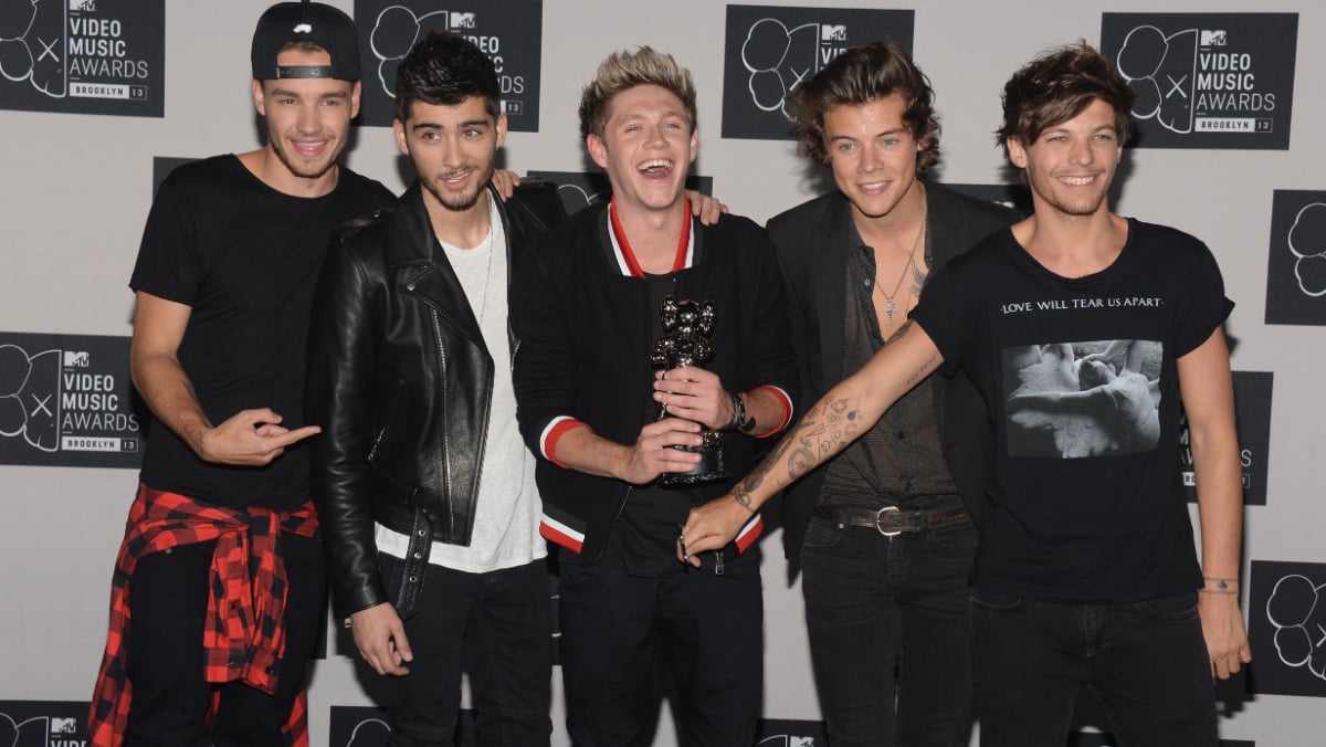 Harry Styles and One Direction poses with a moonman award at the MTV VMA's in 2013.