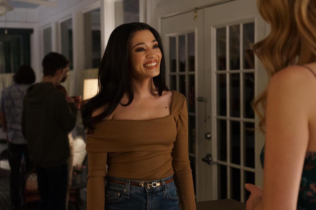 アリシア・クラウダーは、「テル・ミー・ライズ」シーズン1エピソード2：「熱血」で茶色のシャツを着て微笑んでいます