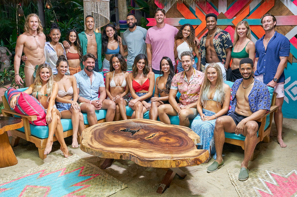 'Bachelor in Paradise' Season 8 cast standing together and smiling