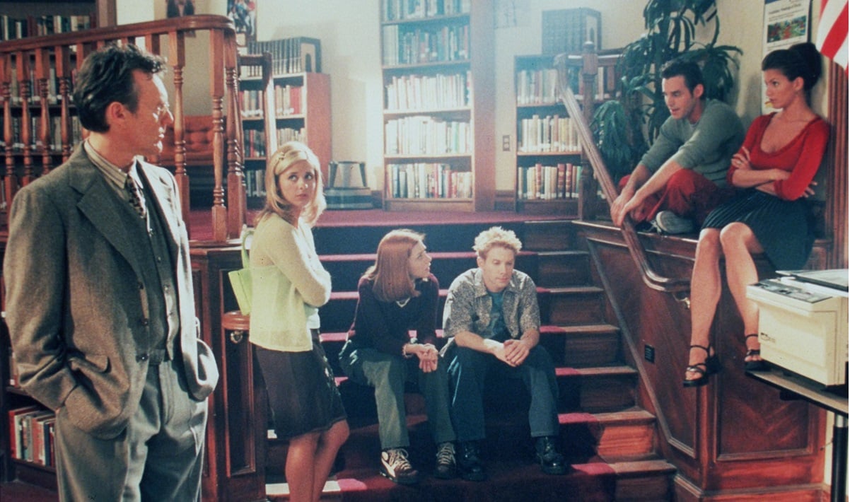 The cast of 'Buffy The Vampire Slayer' pose in 1998