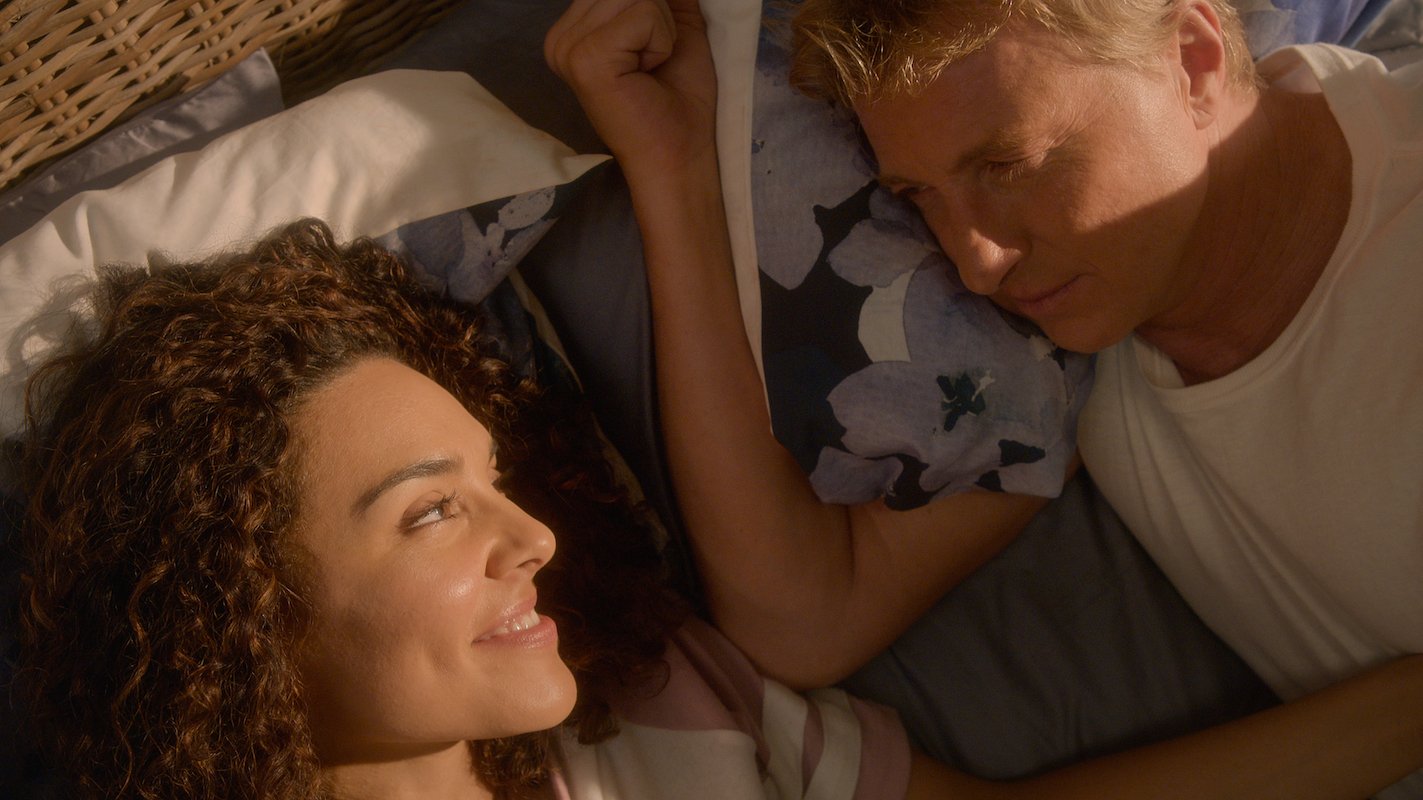 「コブラ会」シーズン 5: ジョニー ローレンス (ウィリアム ザブカ) はカルメン (ヴァネッサ ルビオ) の隣のベッドで寝る