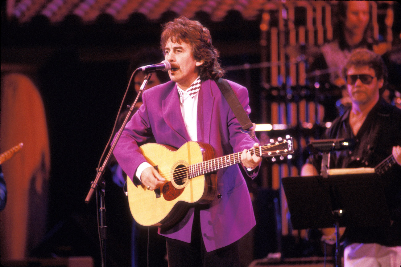 George Harrison performing at the 30th anniversary of Bob Dylan in 1992. 