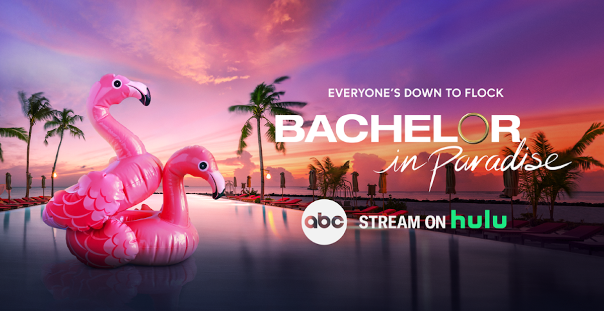 Logo « Bachelor in Paradise » de la saison 8 avec des flotteurs de piscine gonflables en forme de flamant rose