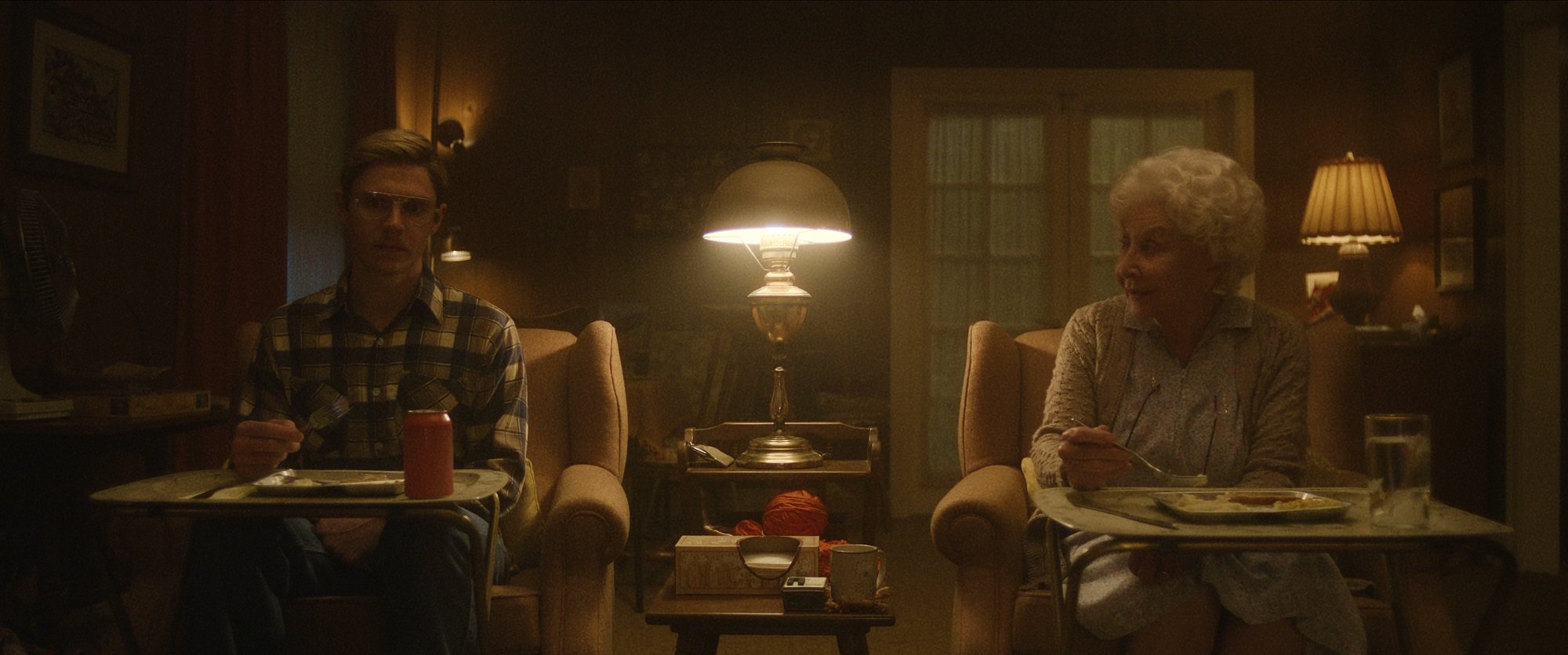 „Dahmer – Monster: The Jeffrey Dahmer Story“: Evan Peters als Jeffrey Dahmer und Michael Learned als Catherine Dahmer sitzen nebeneinander auf Stühlen in einem Wohnzimmer