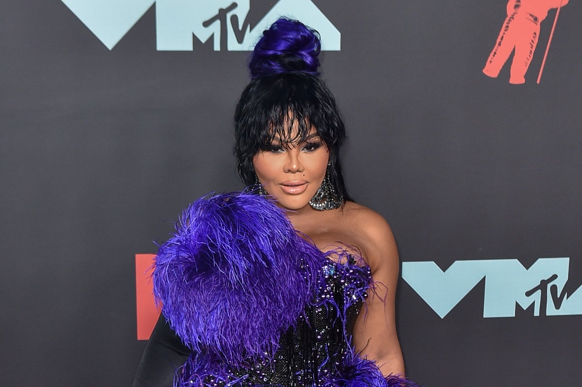 Lil' Kim posing at the MTV Video Music Awards.