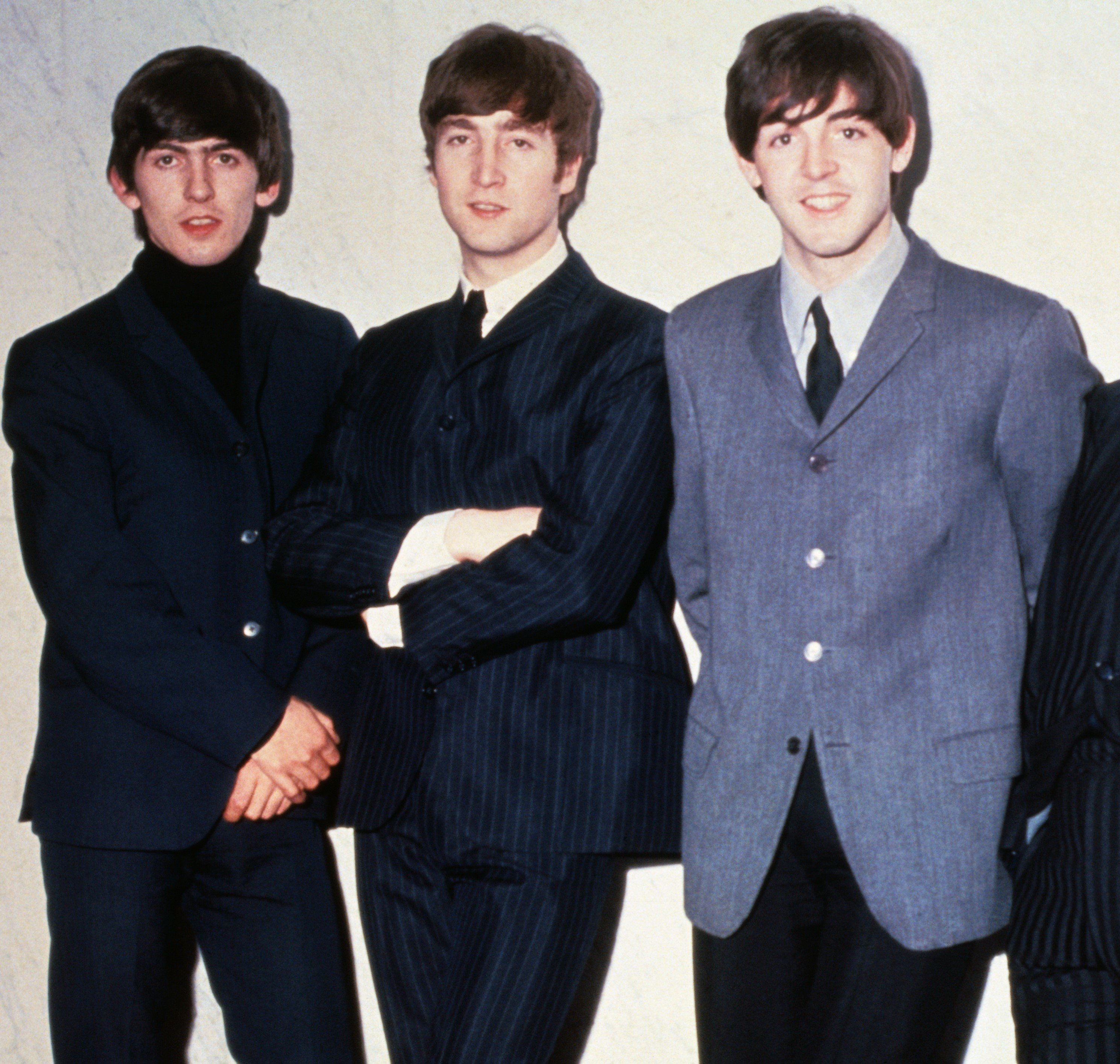 George Harrison, John Lennon und Paul McCartney von den Beatles in Anzügen