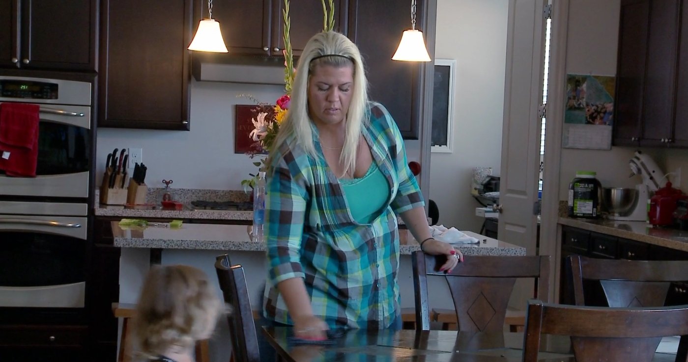 Robyn Brown's nanny, Mindy Jessop cleaning in her home in 'Sister Wives' Season 8 on TLC.