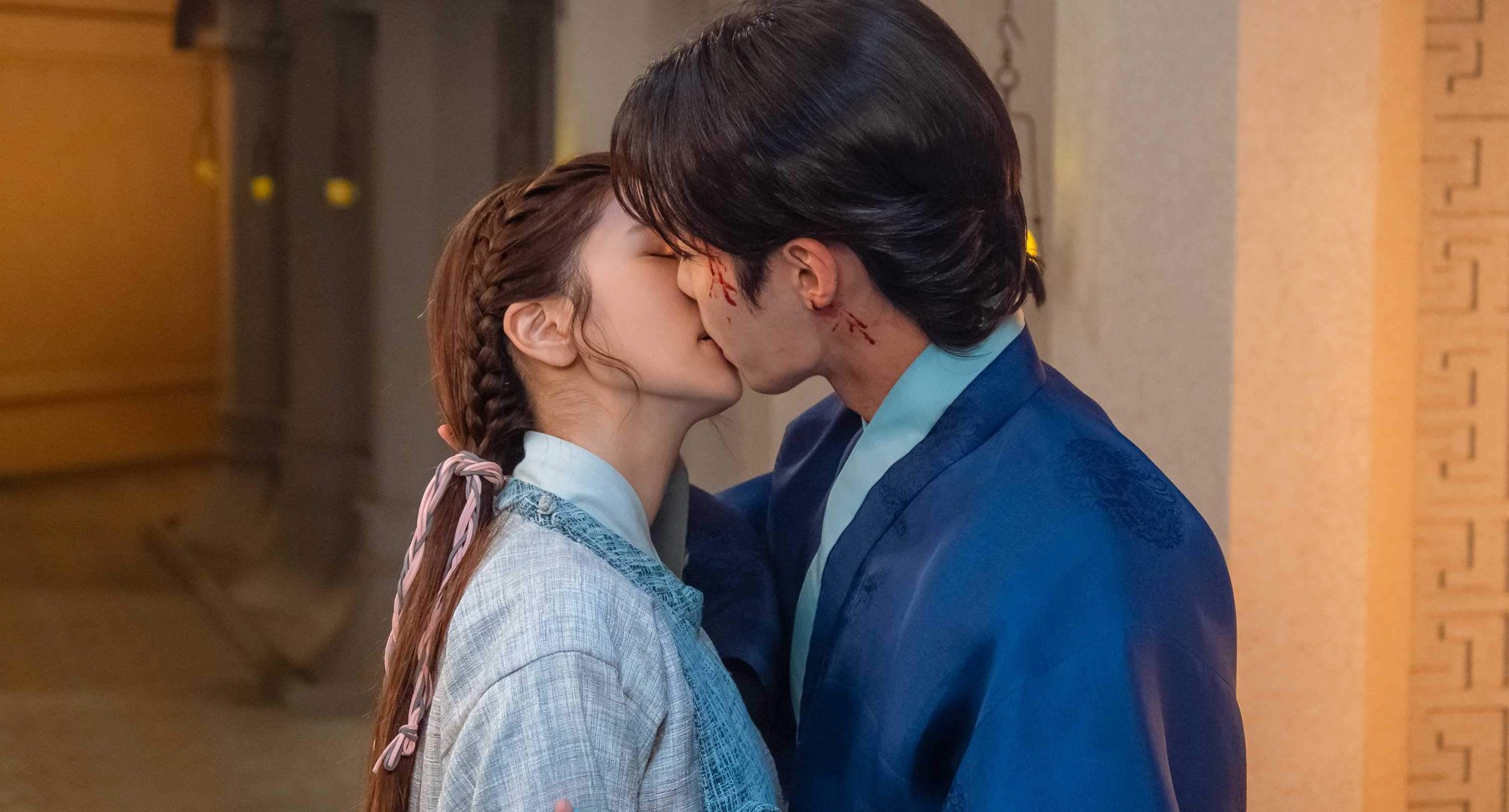 Mu-deok/Nak-su and Jang Uk kissing in 'Alchemy of Souls' K-drama.