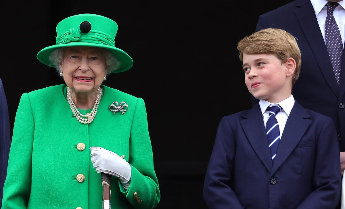 Body Language Expert Analyzes Last Photo of Queen Elizabeth II With Great-Grandson Prince George and Their Relationship