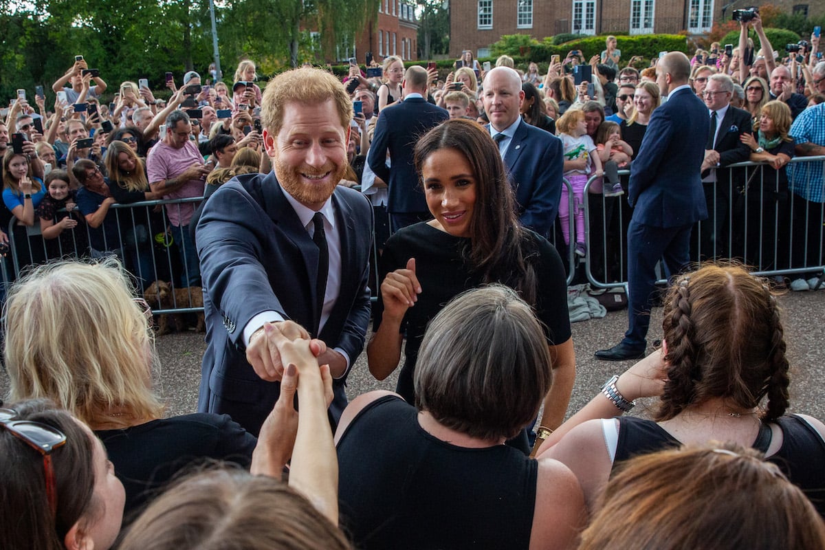 Prinz Harry und Meghan Markle begrüßen Besucher nach dem Tod von Queen Elizabeth vor Schloss Windsor