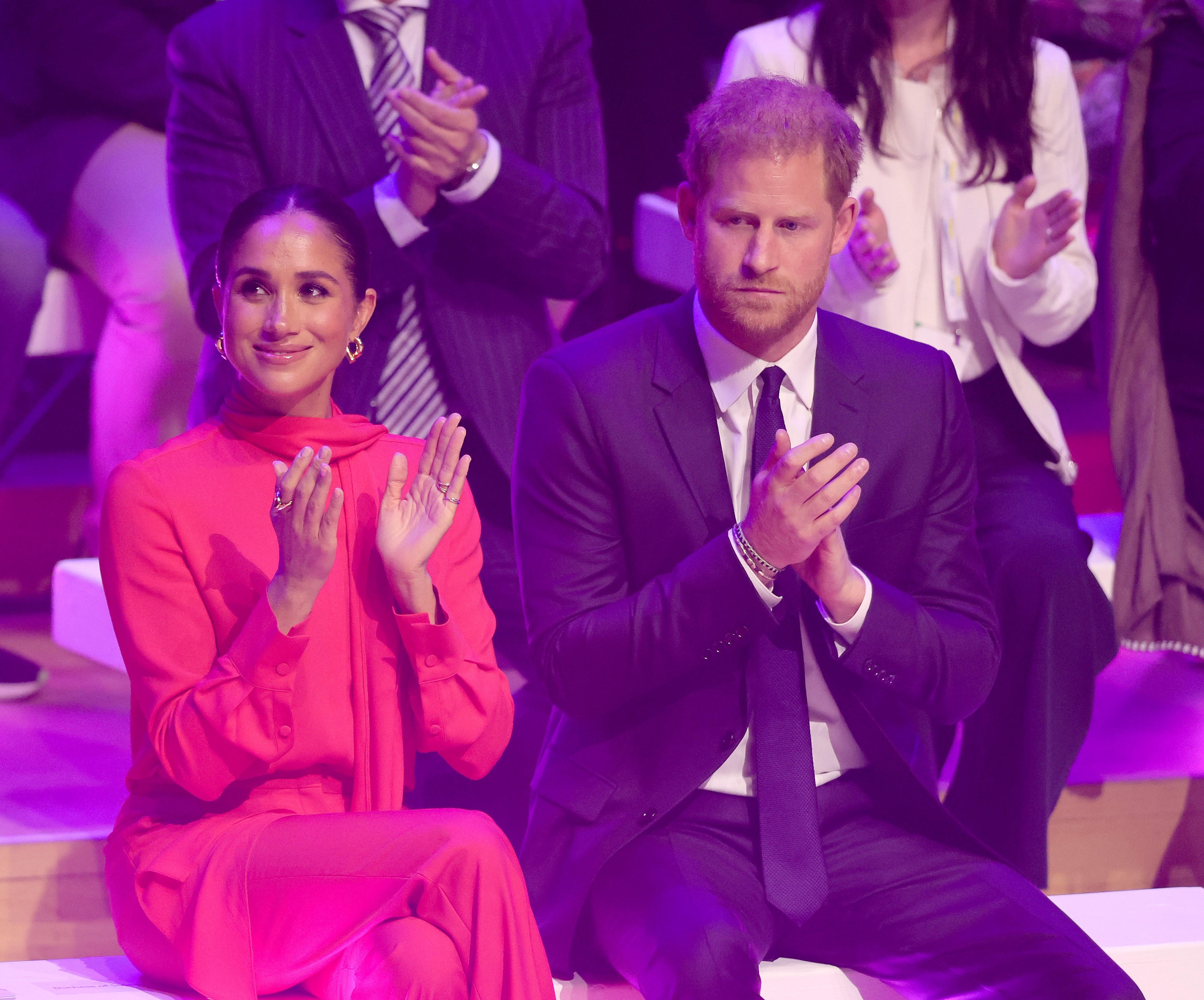 Le prince Harry et Meghan Markle sont assis sur scène lors de la cérémonie d'ouverture du One Young World Summit 2022