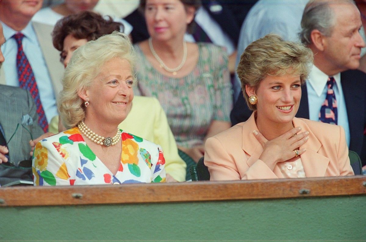 ダイアナ妃は、母親のフランシス シャンド キッドと一緒に 1993 年の男子シングルス ウィンブルドン テニス決勝に出席します。