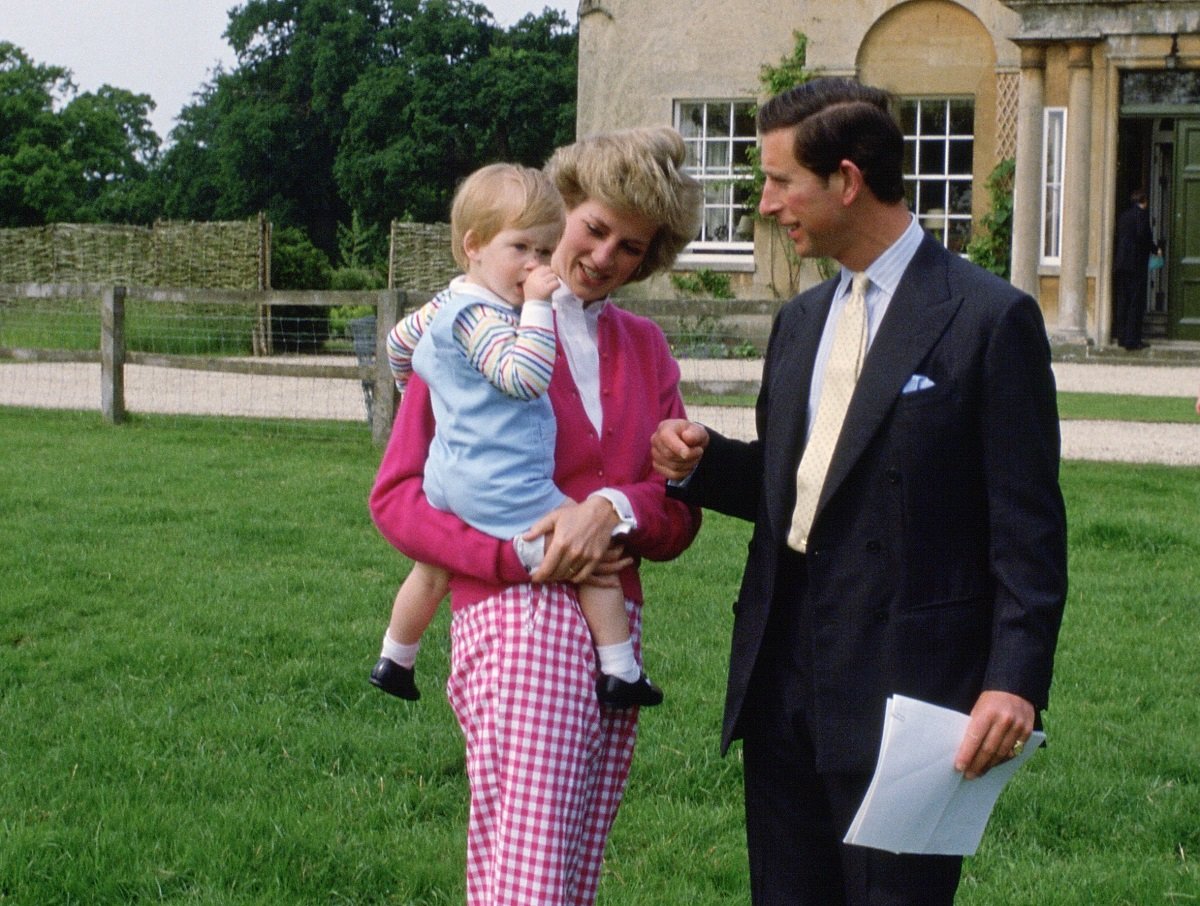 ハイグローブの家の外に立つダイアナ妃と当時のチャールズ皇太子と末息子のハリー王子