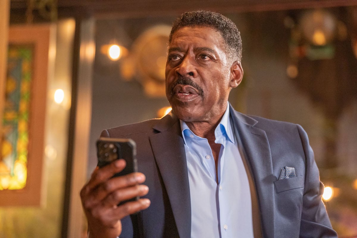 'Quantum Leap': Herbert "Magic" Williams (Ernie Hudson) holds his cell phone