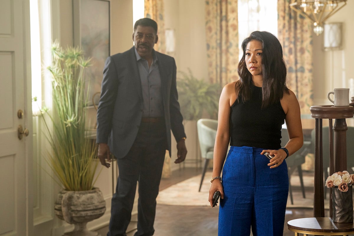 'Quantum Leap' new cast members Ernie Hudson and Nanrisa Lee stand in a living room
