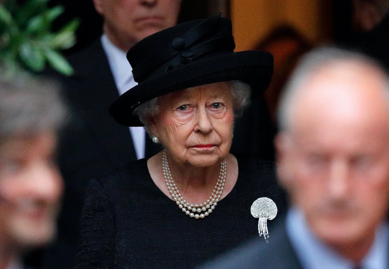エリザベス 2 世女王は、ビルマのマウントバッテン伯爵夫人パトリシア ナッチブルの 2017 年ロンドンでの葬儀に出席します。 女王の鉛で裏打ちされた棺は、最近の王室の伝統に沿ったものです.