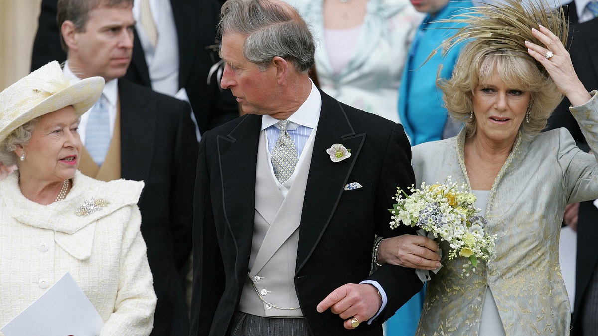 Koningin Elizabeth II, die Camilla Parker Bowles bespotte vanwege een defect in de kledingkast op haar trouwdag, wandelen met de toenmalige prins Charles en zijn bruid na de kerkzegening van hun burgerlijke huwelijksceremonie