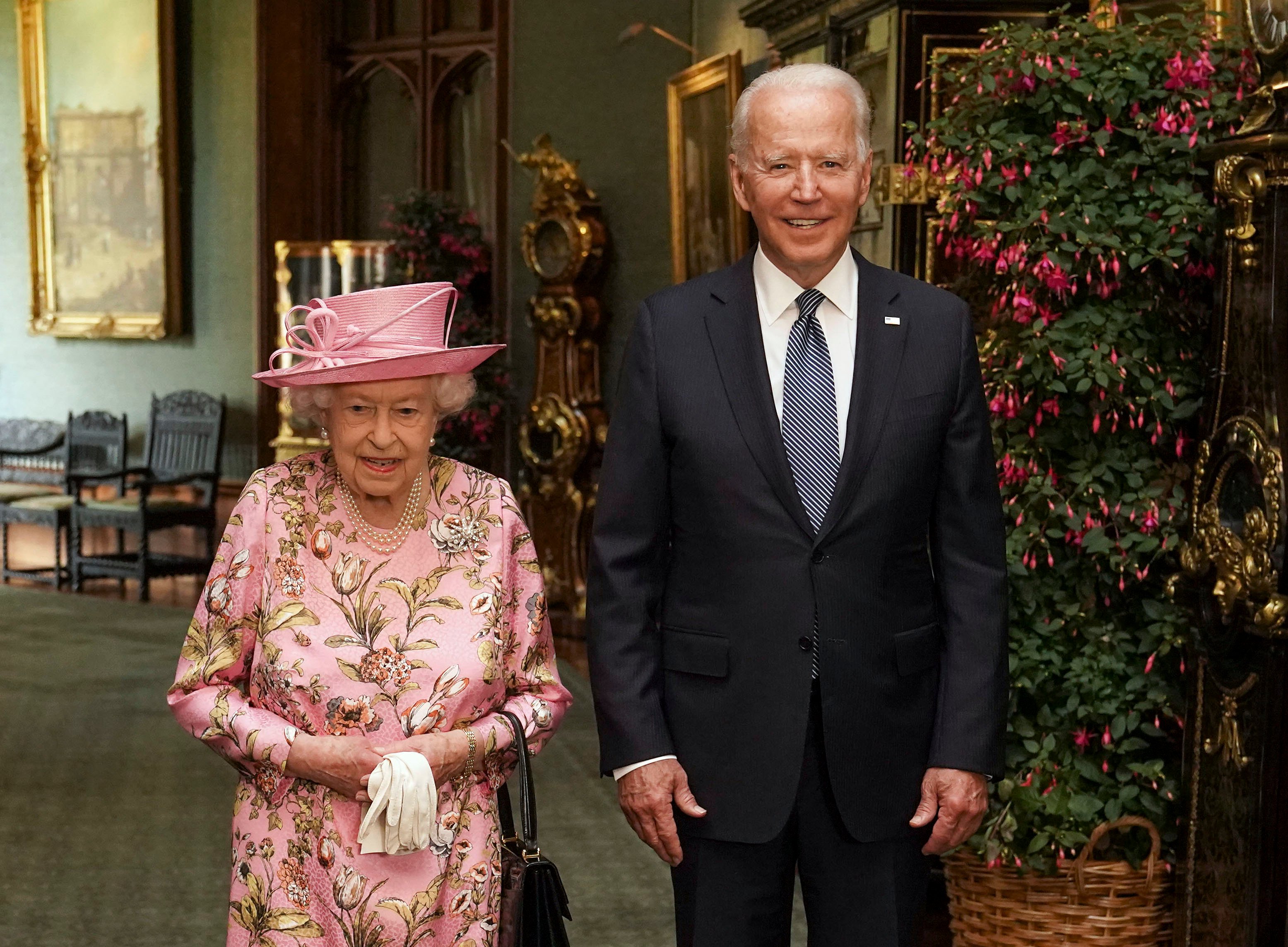 Królowa Elżbieta II z prezydentem USA Joe Bidenem pozują do zdjęcia w Wielkim Korytarzu Zamku Windsor