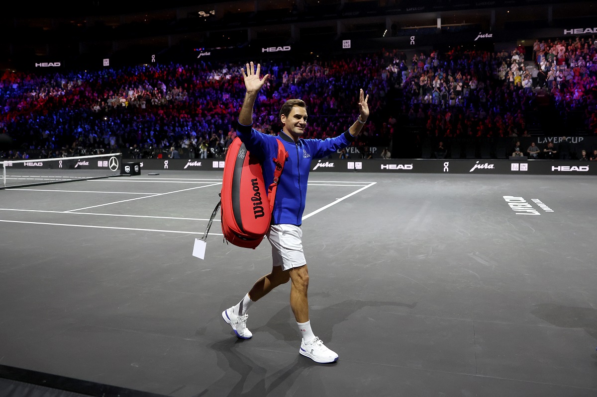 Roger Federer, der Häuser auf der ganzen Welt besitzt, erkennt die Menge an, als er nach einer Trainingseinheit vor dem Laver Cup den Mittelplatz verlässt