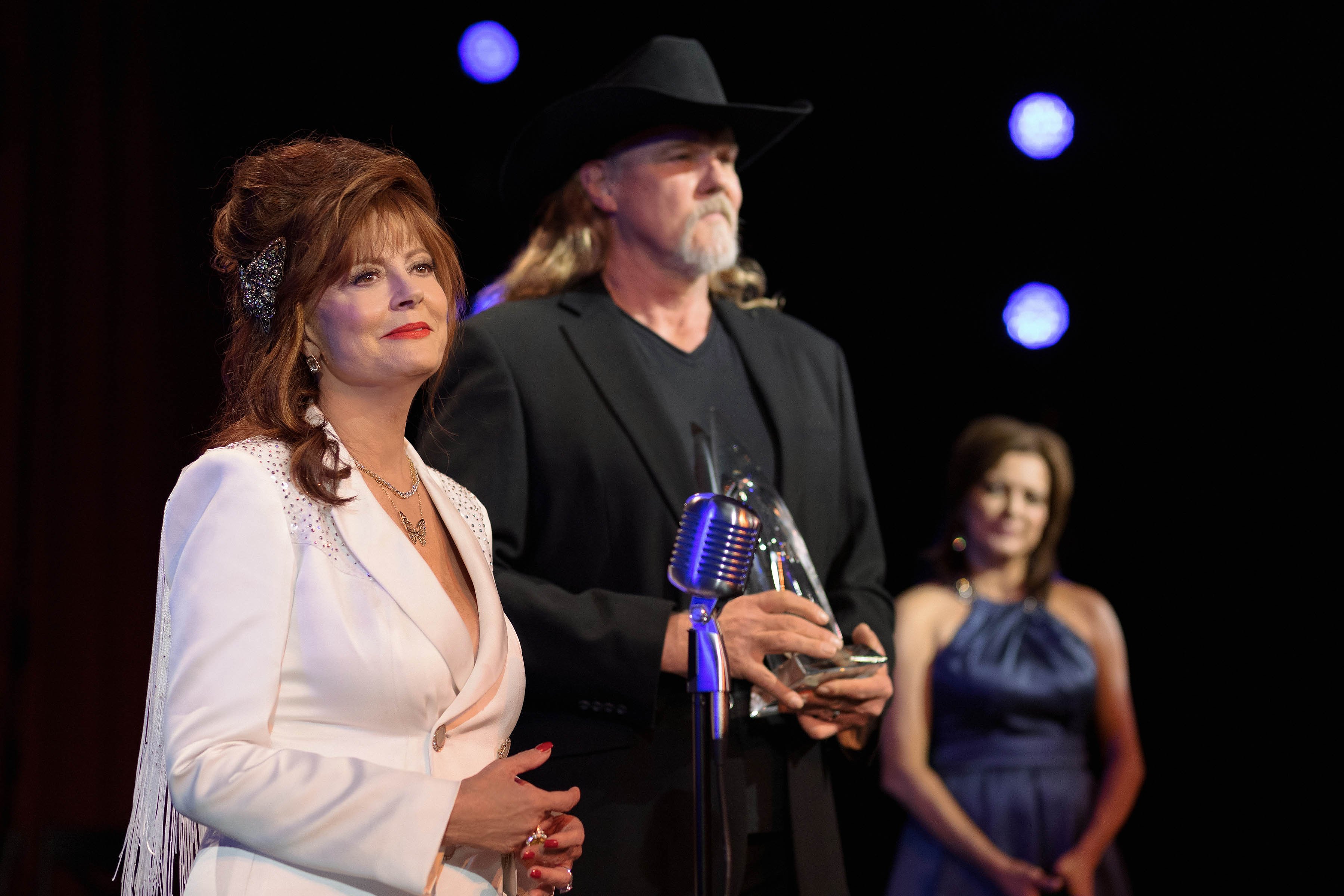 Susan Sarandon as Dottie and Trace Adkins as Albie in 'Monarch'