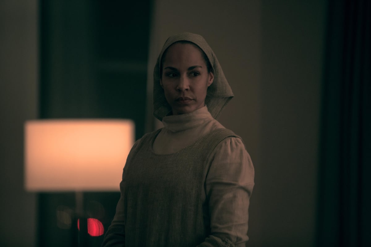 Amanda Brugel as Rita in The Handmaid's Tale. Rita wears the grey Marthas uniform.