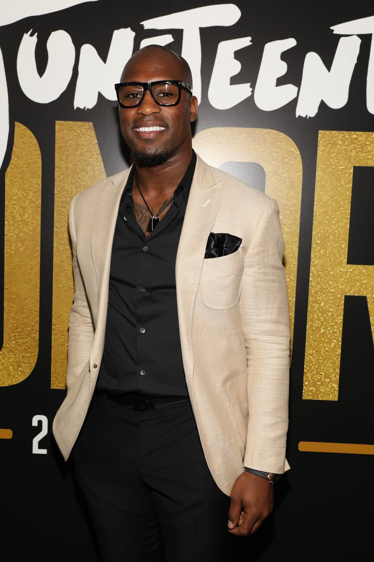 Vernon Davis smiles on the carpet during the Juneteenth Honors Award Show 2022