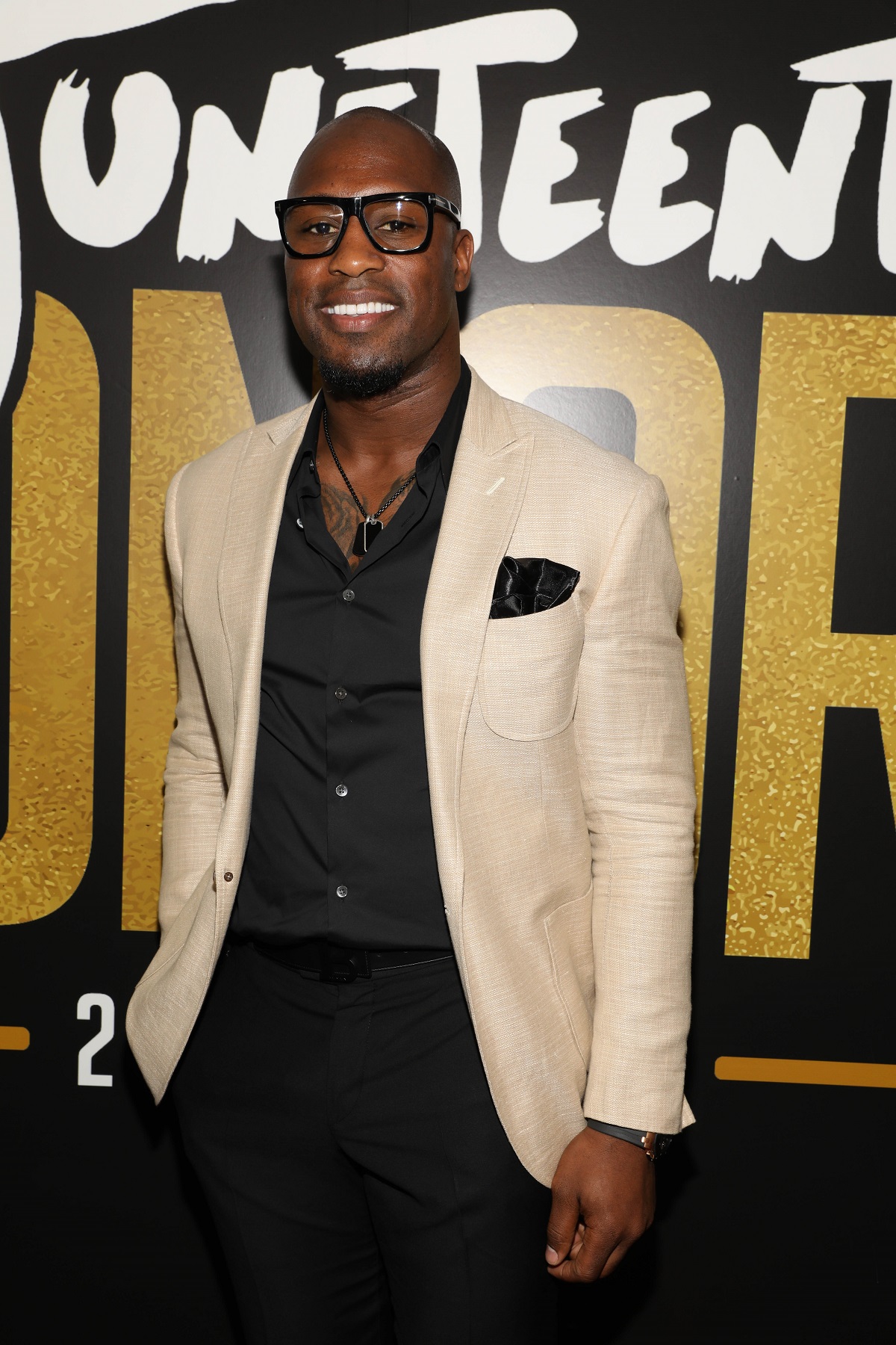 Vernon Davis smiles on the carpet at the 2022 Juneteenth Honors Award Show