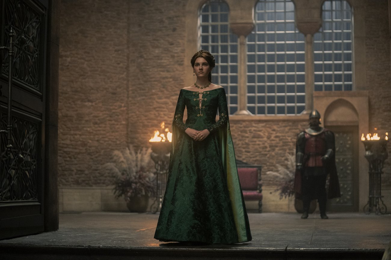 「ハウス・オブ・ザ・ドラゴン」シーズン 1 のエピソード 5 で緑のドレスを着たアリセント・ハイタワー (エミリー・キャリー)