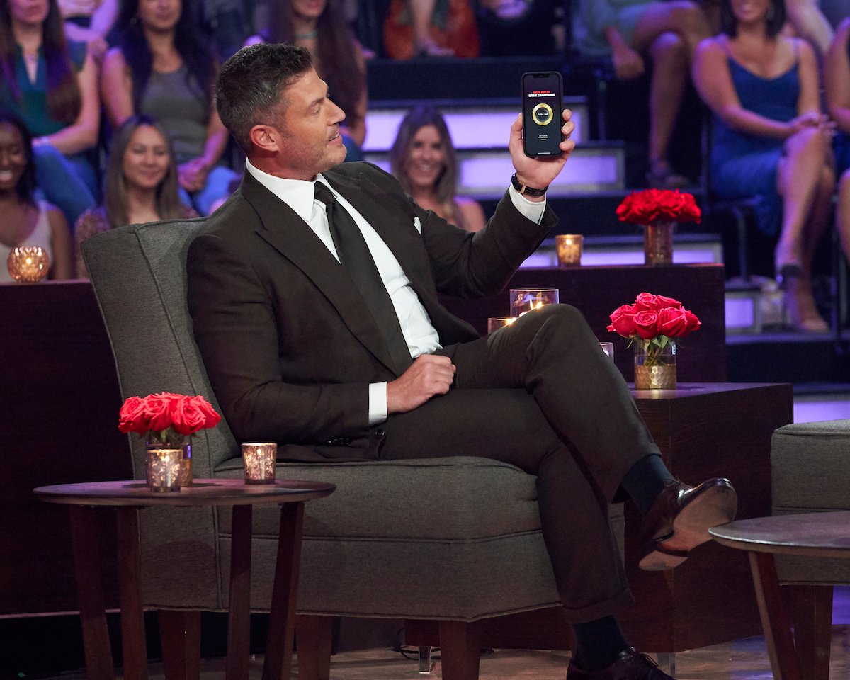 Jesse Palmer announces a free cruise and champagne on-demand to the audience at 'The Bachelorette' Season 19 'Men Tell All' taping