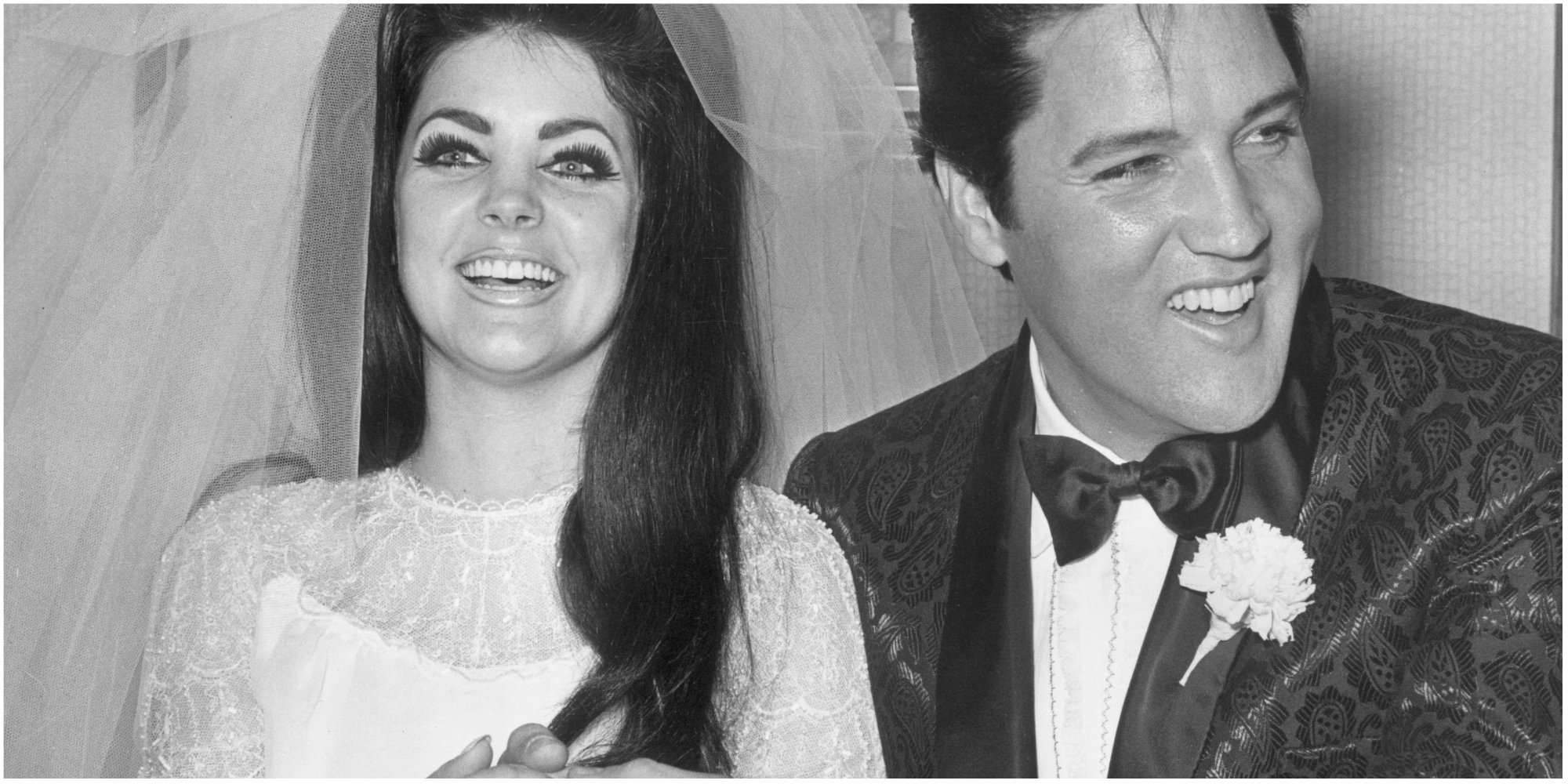 プリシラとエルビス プレスリーは、1967 年にネバダ州ラスベガスで行われた結婚式の日にポーズをとっています。