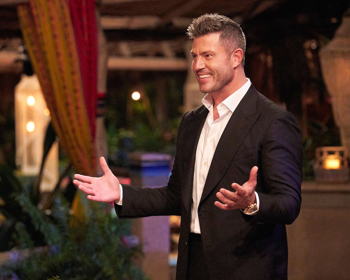 'Bachelor in Paradise' Season 8 host Jesse Palmer welcoming someone out of view to the show