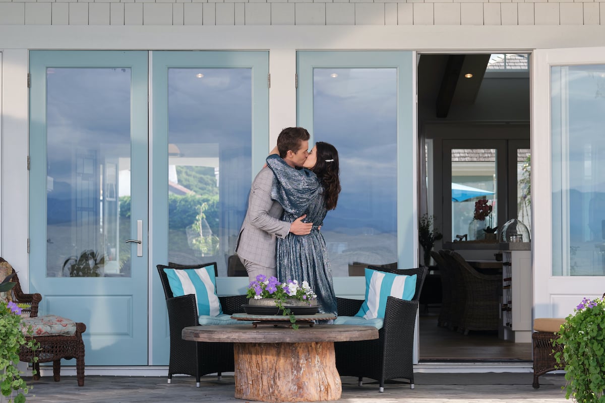 Evan and Abby kissing in the 'Chesapeake Shores' series finale on Hallmark Channel
