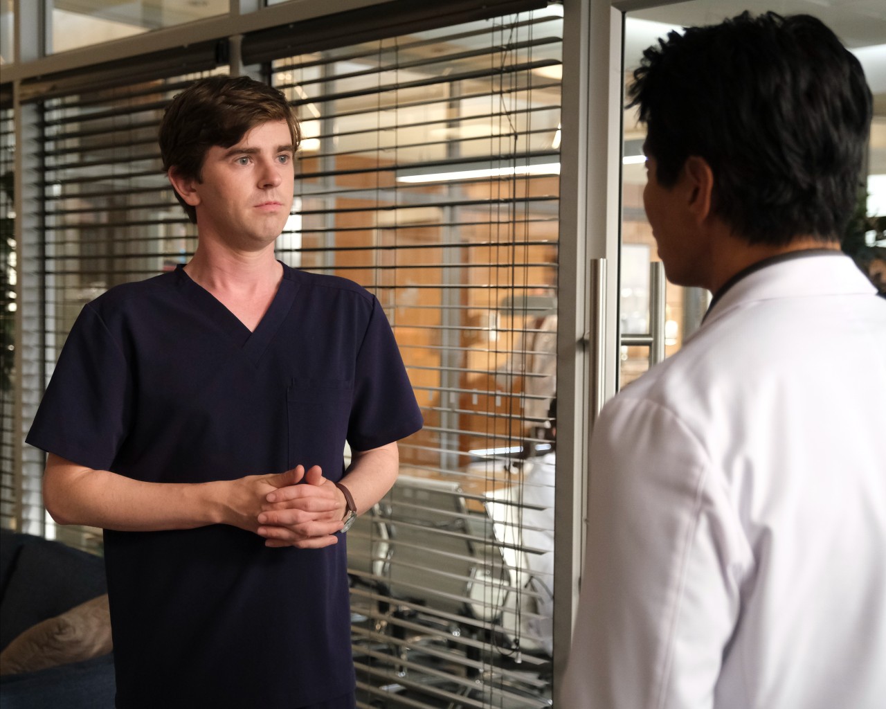 Freddie Highmore as Dr. Shaun Murphy and Will Yun Lee as Dr. Alex Park on The Good Doctor. 