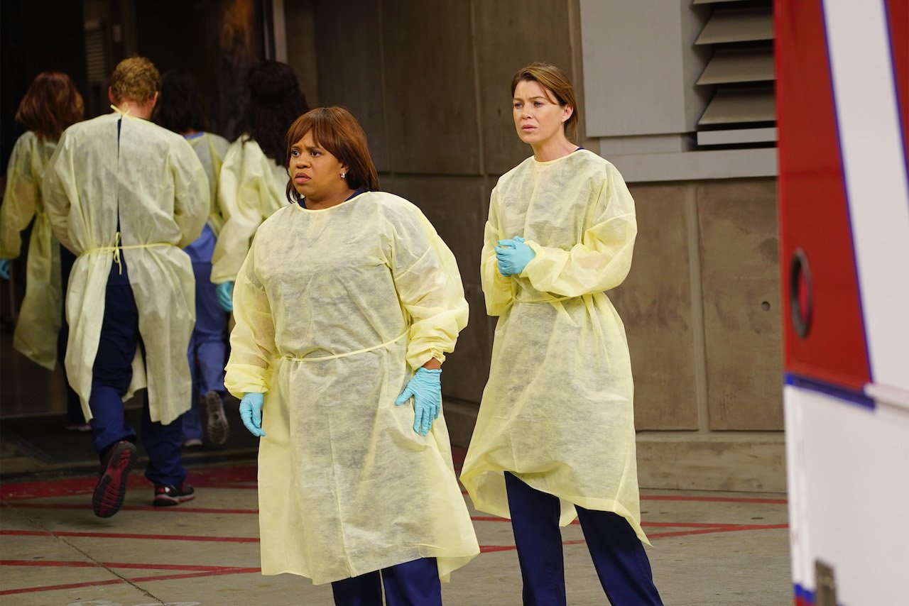Chandra Wilson as Dr. Miranda Pompeo and Ellen Pompeo as Dr. Meredith Grey on 'Grey's Anatomy' stand outside the hospital waiting for an ambulance