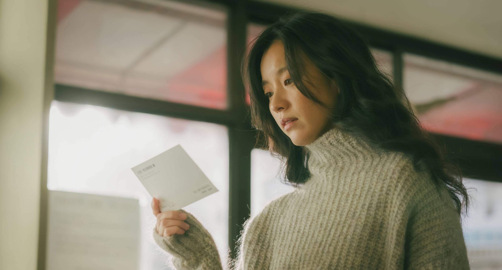 Han Hyo-joo as an adult Bo-ra in '20th Century Girl.'